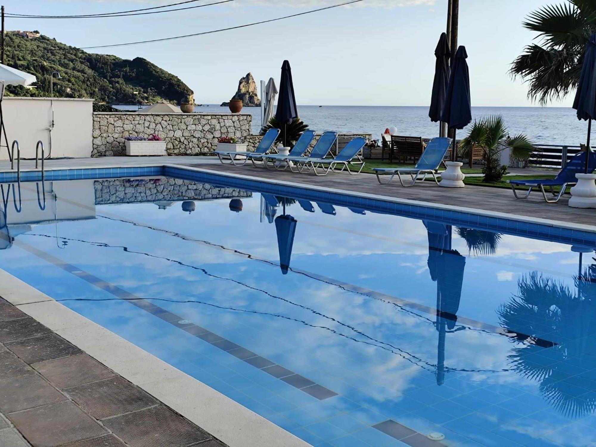 Fanis Seafront Apartments Айос-Гордіос Екстер'єр фото